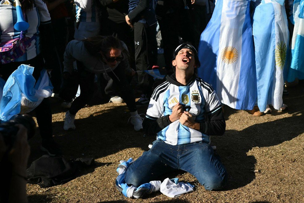 Fãs argentinos comemoram vitória sobre o Egito na Copa nas ruas de Buenos Aires