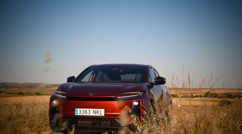Toyota C-HR+ enfrenta a revolução dos carros elétricos chineses em uma semana de testes com a evolução japonesa