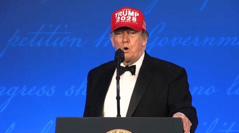 Trump sinaliza intenção de concorrer à presidência em 2028 ao usar boné alusivo à campanha