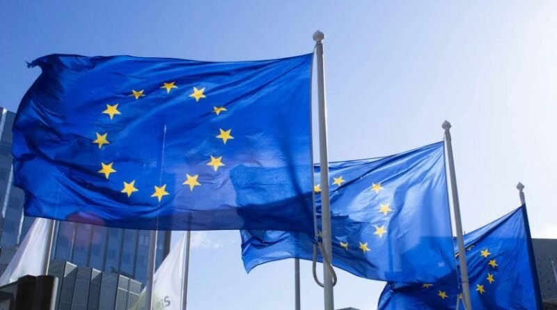 União Europeia exige cumprimento de acordo comercial por parte dos Estados Unidos após imposição de novas tarifas
