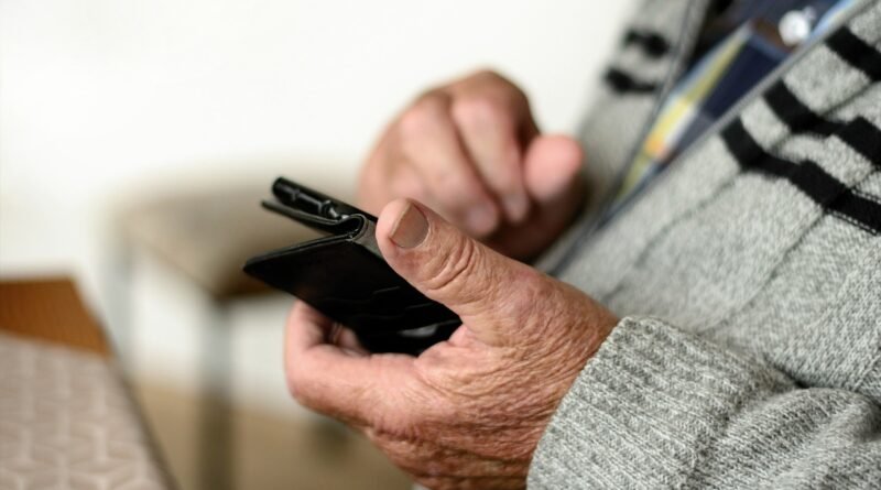 Uso da internet entre idosos atinge quase 75%, enquanto acesso das crianças à rede apresenta queda, aponta IBGE