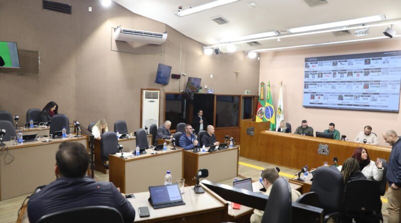Vereadores de Caxias do Sul rejeitam veto de Adiló a projeto de lei sobre transparência nas filas da saúde