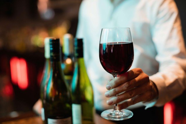Vinhos importados enfrentam queda de demanda devido à inflação, enquanto rótulos premium ganham mercado