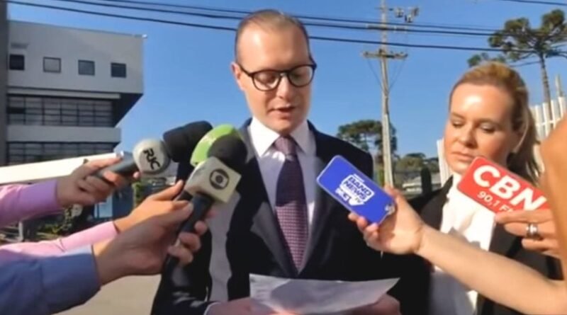 Zanin divulga carta de Lula escrita em 2019 durante período de prisão do presidente