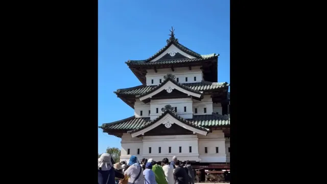 1.800 pessoas reerguem castelo de 360 toneladas no Japão
