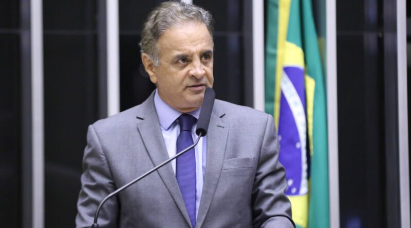 Aécio Neves reinicia negociações para candidatura ao Senado em Minas Gerais após apelo do PDT e PSDB