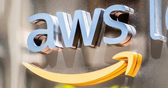 Amazon cresce enquanto Apple enfrenta queda após resultados financeiros revelarem direções diferentes no setor de inteligência artificial
