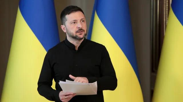 Ataque russo em Kiev resulta na morte de 16 pessoas e Zelenski solicita mais apoio internacional