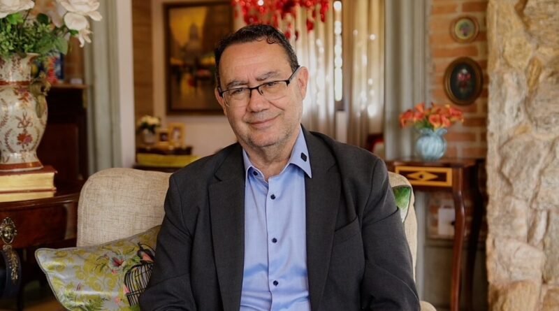 Augusto Cury se estabelece como alternativa viável e atrai eleitores insatisfeitos, reduzindo apoio a Lula e Flávio Bolsonaro