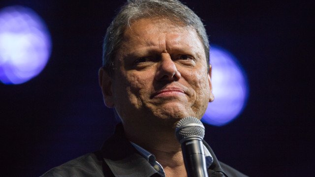 Caiado afirma que currículo de Flávio Bolsonaro é como uma certidão de nascimento