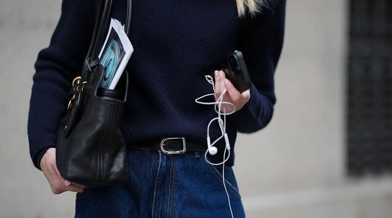 Câmeras digitais e fones com fio retornam ao mercado: entenda os motivos