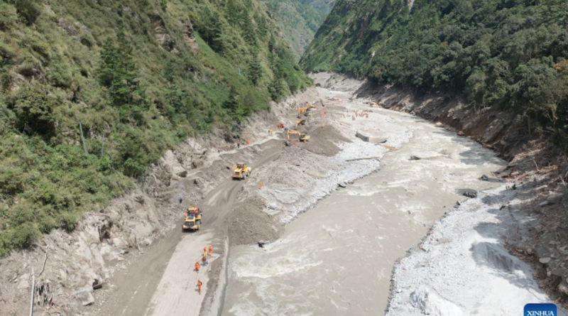 China inicia reconstrução de estrada afetada por deslizamentos e inundações