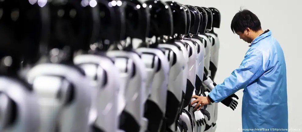 China vendeu quase 11,6 mil robôs humanoides em 2025, contra apenas algumas centenas de empresas americanas