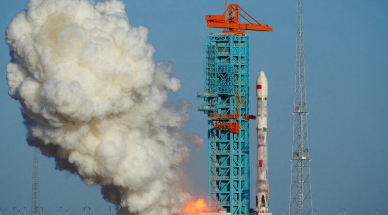 China realiza feito inédito ao fazer foguete retornar e pousar em terra firme
