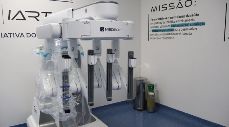 Cirurgia robótica une Chile e Goiás em procedimento a 3 mil km de distância