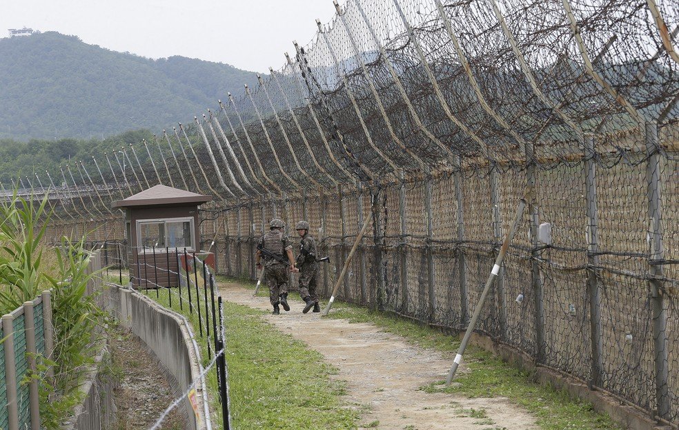 Militares sul-coreanos ficam de guarda do lado sul da fronteira com a Coreia do Norte em foto de arquivo de junho de 2019.