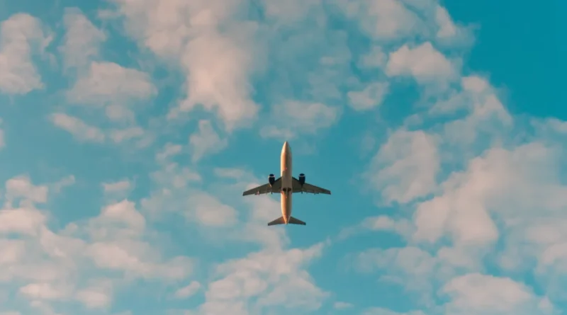 Especialista alerta para os riscos de viajar descalço em aviões