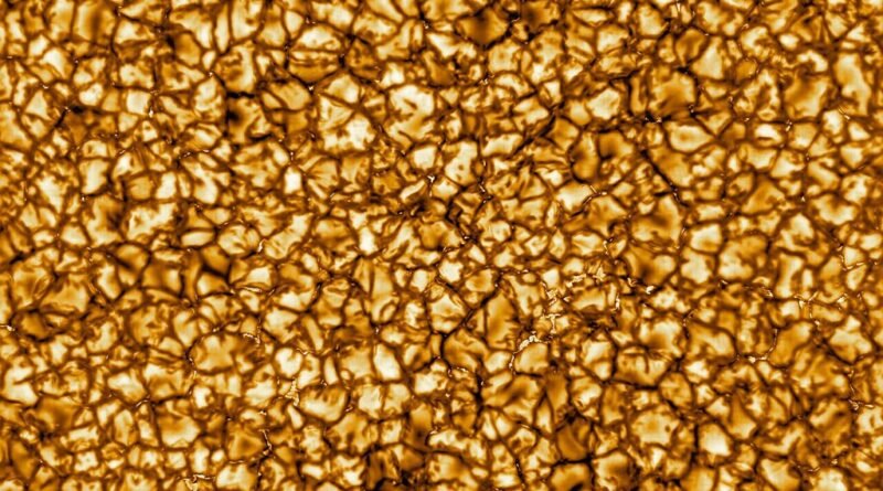 Espelho de 3,6 toneladas no topo de vulcão em Maui capta luz solar e gera piscina de gelo à noite para evitar superaquecimento