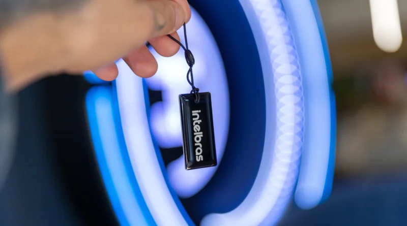 Fechadura eletrônica que lê a palma da mão é testada e aprovada pela Intelbras MFR2040