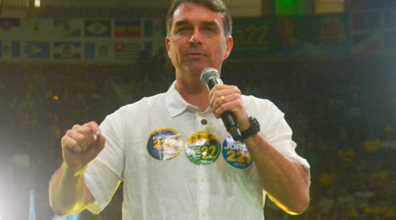 Flávio afirma que criminosos serão retirados de circulação de pé ou deitados