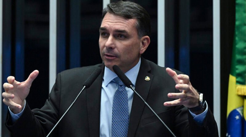 Flávio Bolsonaro busca apoio de partidos para vice após saída de Tereza Cristina