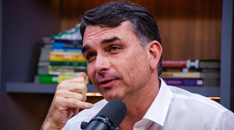 Flávio Bolsonaro critica aumento do anidro na mistura de 30% para 32% e afirma que gasolina virou etanol