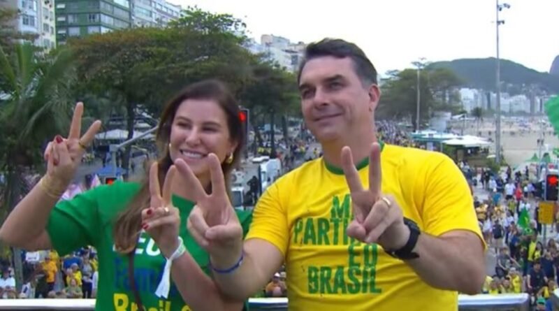 Flávio Bolsonaro dá início à campanha presidencial com evento em Copacabana