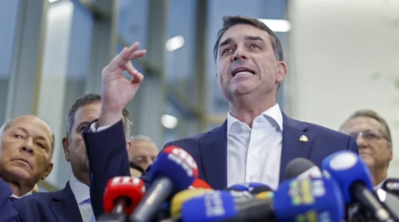 Flávio Bolsonaro defende redução da maioridade penal para agressores de mulheres