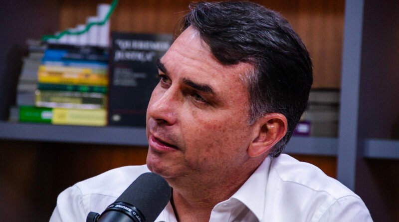 Flávio Bolsonaro divulga carta no Dia dos Pais após negativa de visita ao pai por Moraes