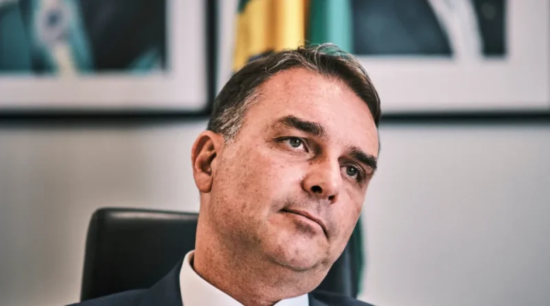 Flávio Bolsonaro enfrenta dificuldades em alianças e aposta em Tarcísio como último recurso