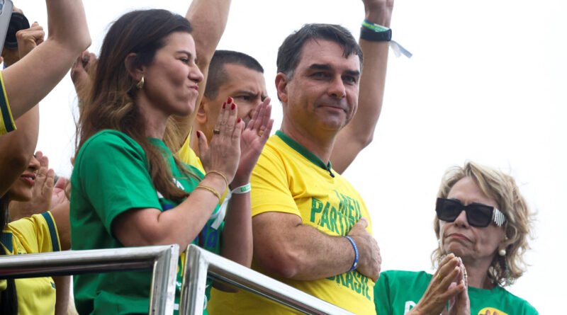 Flávio Bolsonaro inicia campanha eleitoral com promessa de cortar gastos públicos