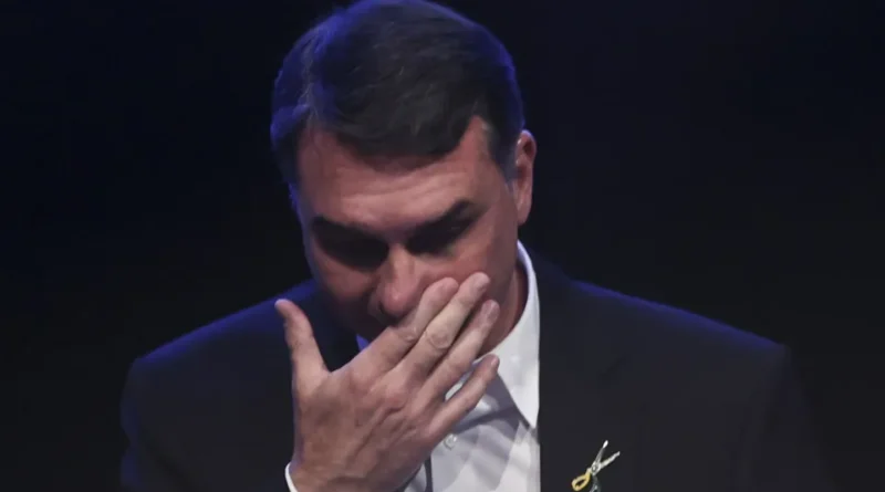 Flávio critica proibição de visita no Dia dos Pais em carta a Bolsonaro e expressa emoção