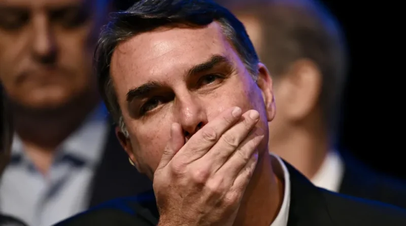 Flávio delega prestação de contas da Dark Horse enquanto repasse de fundo dos EUA permanece sem esclarecimentos