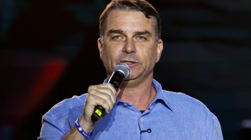 Flávio faz transmissão ao vivo em seu canal no YouTube
