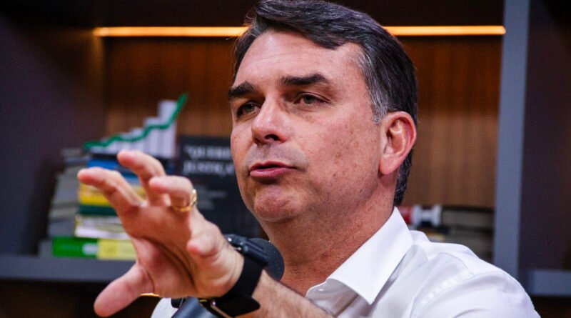 Flávio recusa fornecer informações sobre contratos de 'Dark Horse' e classifica caso como 'livro fechado'