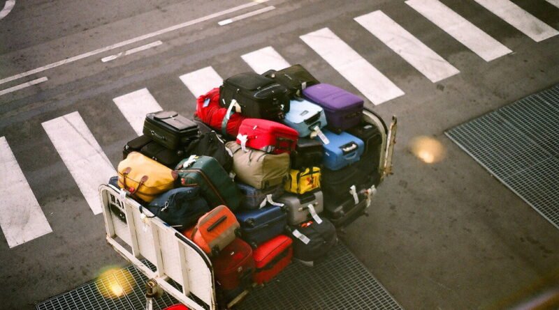 Funcionários alertam que amarrar fitas às malas para identificação no aeroporto pode ser uma má ideia