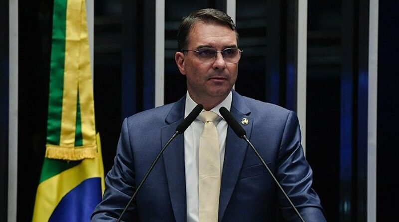 Homem é procurado após ameaças a Flávio Bolsonaro nas redes sociais