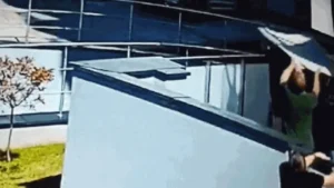 Homens resgatam bebê que caiu do quinto andar em vídeo impressionante