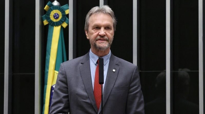 Hugo Motta suspende votações após mal-estar de líder do PT na Câmara