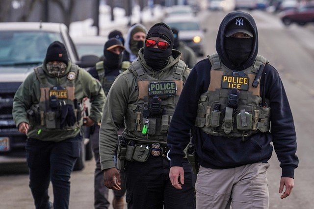 ICE prepara uso de luvas de choque para reprimir imigrantes nos EUA