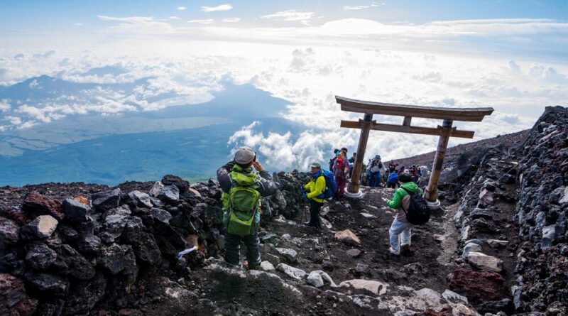 Idosa de 99 anos sofre queda durante trilha no monte Fuji e passa noite em cabana de refúgio a mais de 3 mil metros de altitude
