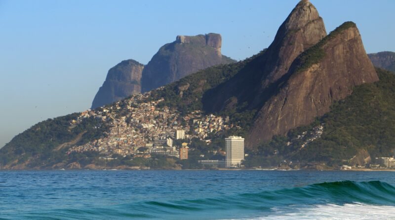 Imagem de cadeiras voando e pessoas correndo em Ipanema é falsa; cena gerada por inteligência artificial