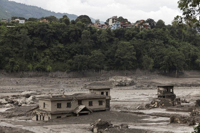 Impressionantes Vídeos da Avalanche na Fronteira Nepal-Tibete