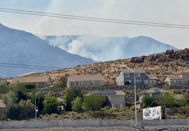 Incêndio Catastrófico Causado por Ação Humana Deixa 6 Feridos e Coloca 90 Mil em Risco nos EUA