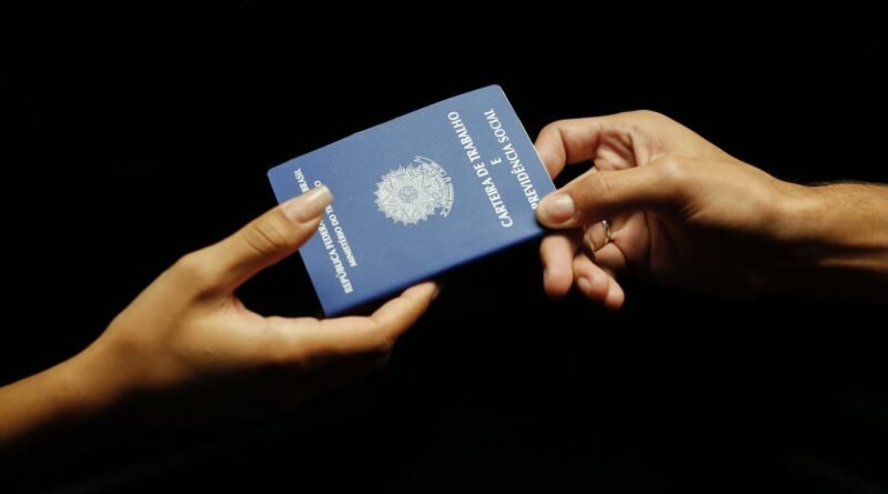 Intenção de consumo das famílias cai 0,6% em agosto, segundo CNC
