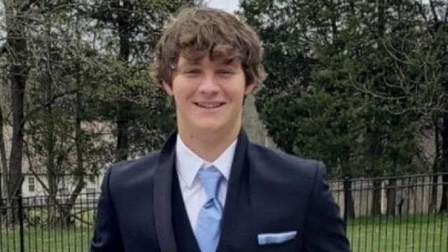 Jovem de 22 anos é morto pela polícia após erro ao buscar amigos
