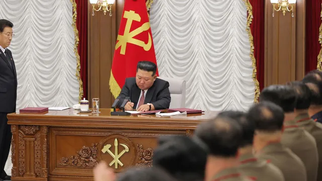 Líder da Coreia do Norte destaca colaboração com a Rússia em discurso sobre luta comum