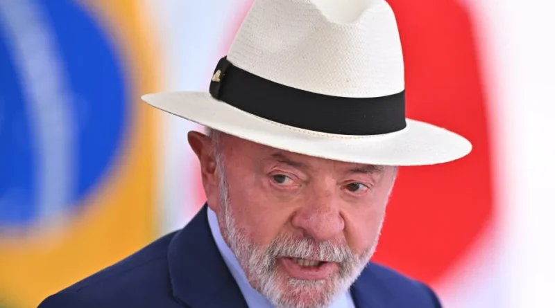 Lula exibe gesto obsceno em evento do Governo