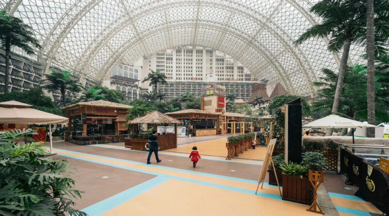 Megaprojeto na China se torna o edifício mais largo do mundo com 1,76 milhão de m² e praia artificial sob céu digital permanente
