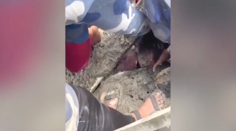 Menina de 6 anos é salva com vida após enchente no Nepal